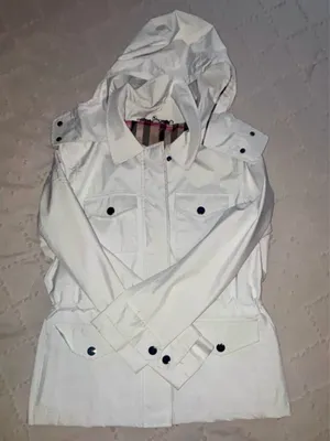 Authentic Burberry Brit White Jacket Women’s Size Large. Nova Check Lining with Detachable Hood. EUC. Only worn a handful of times, very minor wear. Smoke/Pet Free Home. Recently professionally dry-cleaned. thumbnail 6