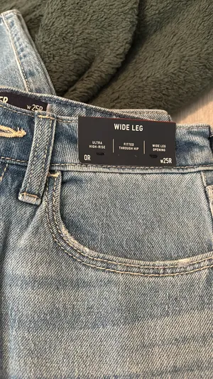 Hollister High-Rise Wide-Leg Jeans thumbnail 4