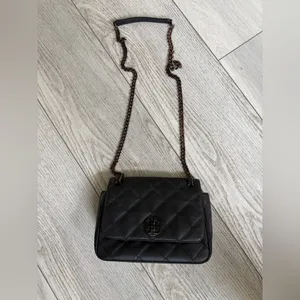 Tory Burch Willa Quilted Leather Shoulder Bag in Black with Chain Strap thumbnail 11