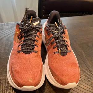 Saucony Women's Endorphin Shift 10.5 women thumbnail 2