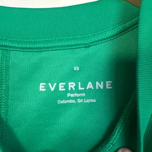 Everlane Boxy Crop Perform Tee thumbnail 2
