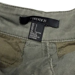 Forever 21 Olive Khaki Chino Shorts L Cuffed Preppy Utility thumbnail 4