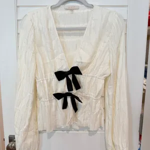 Wayf Ciana Pleated Top Sz S Bows Ivory Shirt Blouse Balletcore Plisse thumbnail 2