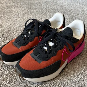Nike Women's Fontanka Waffle Sneakers -burnt sunrise colorway EUC thumbnail 3