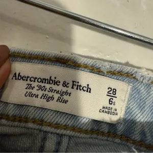 Abercrombie & Fitch The 90's Straight Ultra High Rise 28/6 Short‎ Minimalist thumbnail 3