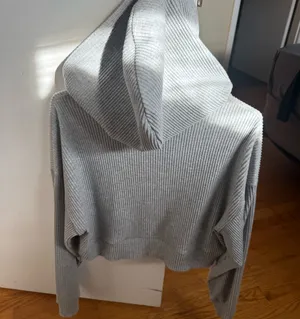 ALO Yoga Heather Light Gray Muse Sweatshirt thumbnail 6