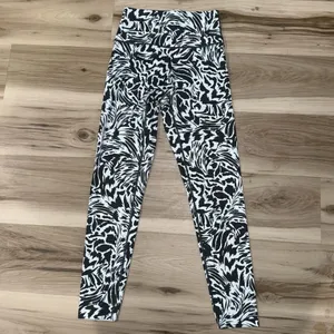 Aerie Offline High-Rise 7/8 Black White Abstract Animal Leggings Women’s Medium thumbnail 2