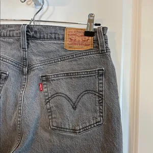 Levi's 501 Jeans Women 28x30 Grey Denim Original Fit Button Fly Stretch 5 Pocket thumbnail 4