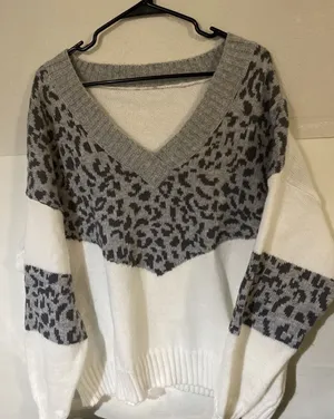 Women's Pullover V thumbnail 1