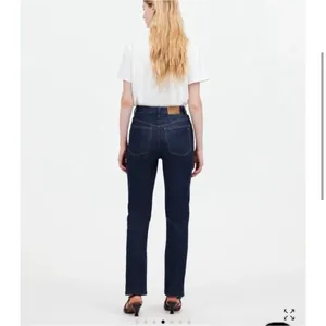 MADEWELL 90’s High‎ Rise Straight Size 26 in Norman Wash Dark Wash Blue thumbnail 2