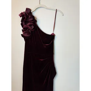 Xscape Burgundy Wine Ruffle One-Shoulder Velvet Gown Size 8 $258 NEW thumbnail 5