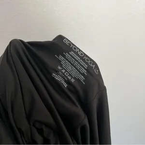 NWT Beyond Yoga Pocket Infinity Scarf in Black OS thumbnail 4