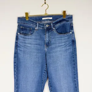 Levi’s Classic Straight Medium Wash Jeans Size 27‎ thumbnail 3