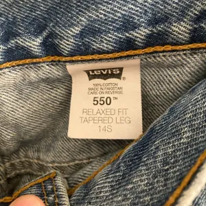 Vintage Levi's 550 90s Women’s 100% Cotton Rigid Denim Jeans - Size 14 Short thumbnail 4