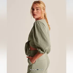 NWT Abercrombie & Fitch Sage Green Tie Front Puff Sleeve Crop Top sz Small thumbnail 4