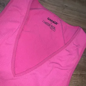 Garage hot pink ribbed plunge crop top thumbnail 3