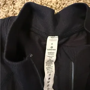 Lululemon black Swiftly Tech 1/2 zip size 6 thumbnail 4