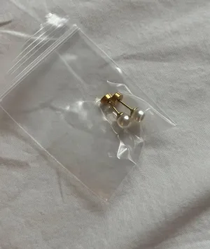 Pearl gold earring thumbnail 1