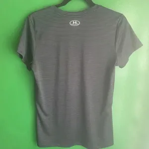 Under Armour Black Loose Fit V Neck Tshirt Tee Shirt Size Medium EUC! thumbnail 4