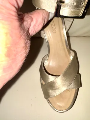 Arezzo brand sandals stand out for their sophisticated gold tone and crisscrossing straps. Elegant style with a high heel. Adjustable ankle strap. Metallic gold color. thumbnail 6