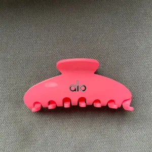 Alo Yoga 90's Claw Clip Neon Bubblegum thumbnail 2