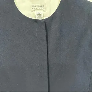 Freeport studio navy blue blazer Size 10p thumbnail 4