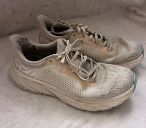 cream-colored HOKA Arahi 7 running sneakers size 7 thumbnail 1