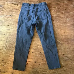 American Eagle black distressed size 6 short Mom jeans thumbnail 3