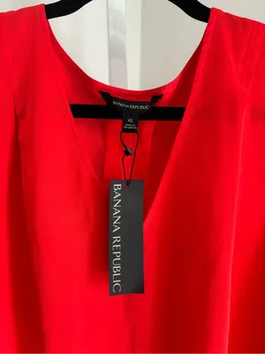 Banana Republic V-Neck Camisole in Bright Red Sleeveless Tank Women’s Size CL thumbnail 3