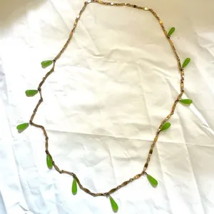 Gold tone and green teardrop beaded necklace thumbnail 4