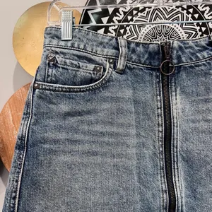 We The Free Free People‎ Denim Mini Skirt Front Zip Frayed Hem Size 27 OB841640 thumbnail 2