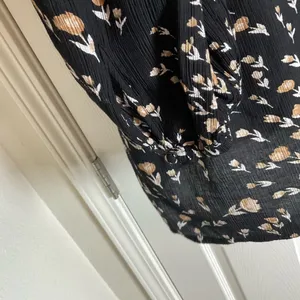 White House Black Market Black Floral V-Neck Blouse Size XS thumbnail 8