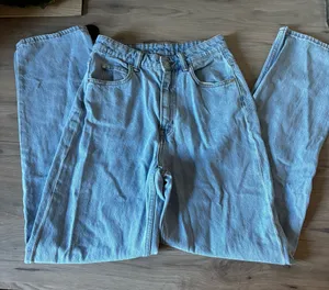 H&M & Denim 90s Baggy Jeans Ultra High Waist thumbnail 1