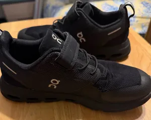 On Cloud Play Youth 2 pre-owned Black - please see pic left shoe appears to have stitching knicked and can see wear on bottom thumbnail 1