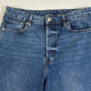 H&M Womens Ultra High Waist Mom Jeans Medium Wash Blue Button Fly Size 12 thumbnail 10
