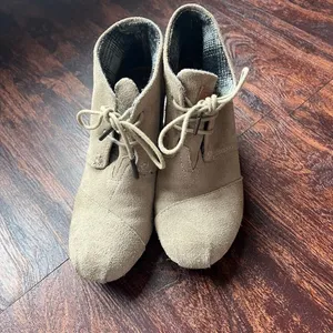 TOMS Desert Wedge Taupe Suede Lace Up Ankle Booties Boots Tan W7 thumbnail 3