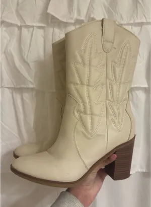 MIA Cowgirl White Boots thumbnail 1
