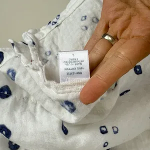 XiRENA Avery‎ Cotton V-neck Blouse in White w/ Blue Print Size Large thumbnail 4