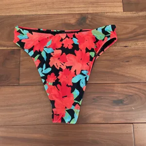 Lulus Floral Print High‎ Waisted Bikini Bottoms Red Black Blue Size M thumbnail 4