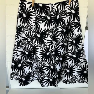 I.e. VTG Black & White Floral 100% Cotton Skirt Soft See Photos Has A‎ Snag. New thumbnail 2