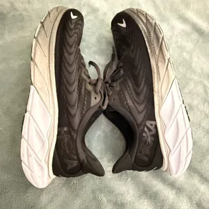 - Hoka One One Arahi 6 Black White Women Size 10B thumbnail 6