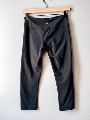 Lululemon Black High Rise Crop Leggings Size 6 thumbnail 2