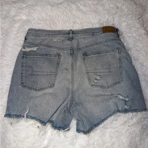 American Eagle Outfitters 90s Boyfriend Short Light Wash Distressed Denim 10 thumbnail 3