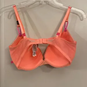 Victoria’s Secret push-up bra size 34DD thumbnail 4