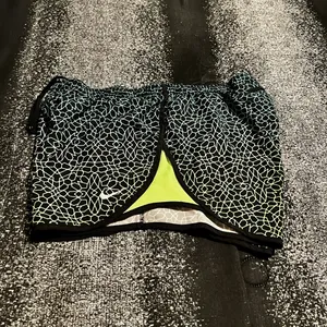 Womens large Nike Dri Fit shorts thumbnail 2