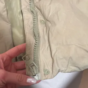 Zara Women's Beige Hooded Puffer Jacket thumbnail 7