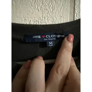 One Clothing Woodstock New York Graphic Cropped Sweatshirt Black Gray M thumbnail 3