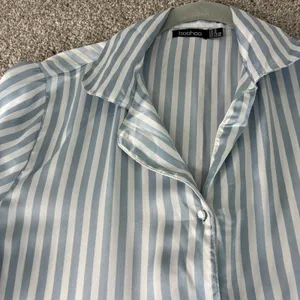 Boohoo Womens Pajama Set Size 2 Blue White Striped Shirt Shorts Sleepwear Lounge thumbnail 1
