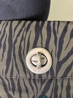 Baggallini Crossbody Purse Grey Black Zebra Animal Print Turn Lock Adjustable Sm thumbnail 3