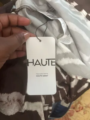 This beautiful dress is a haute Babes . thumbnail 4
